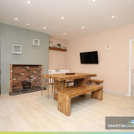 The Pink House , Free Parking , 3 Bedrooms , Garden , Close To M4 And Countryside! Rogerstone 외부 사진